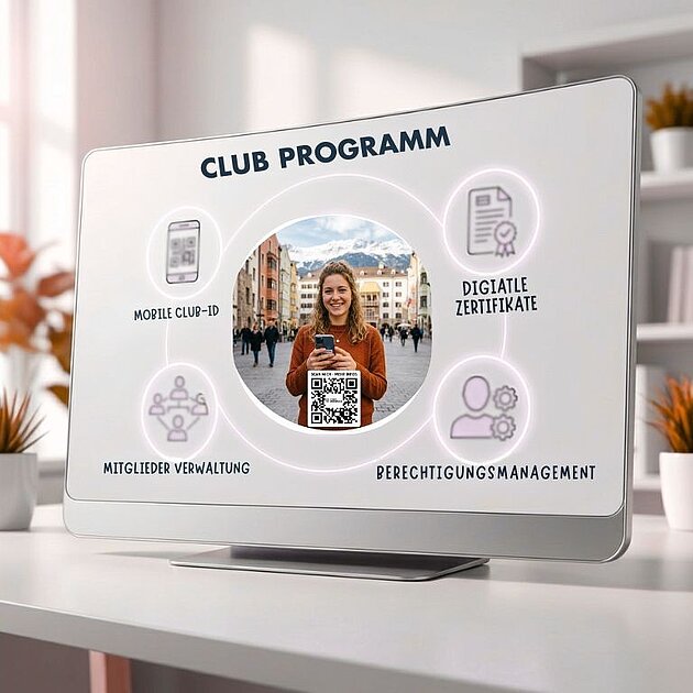 Bildschirm auf Schreibtisch-Überschrift Club Programm. in der Mitte eine Dame und QR Code